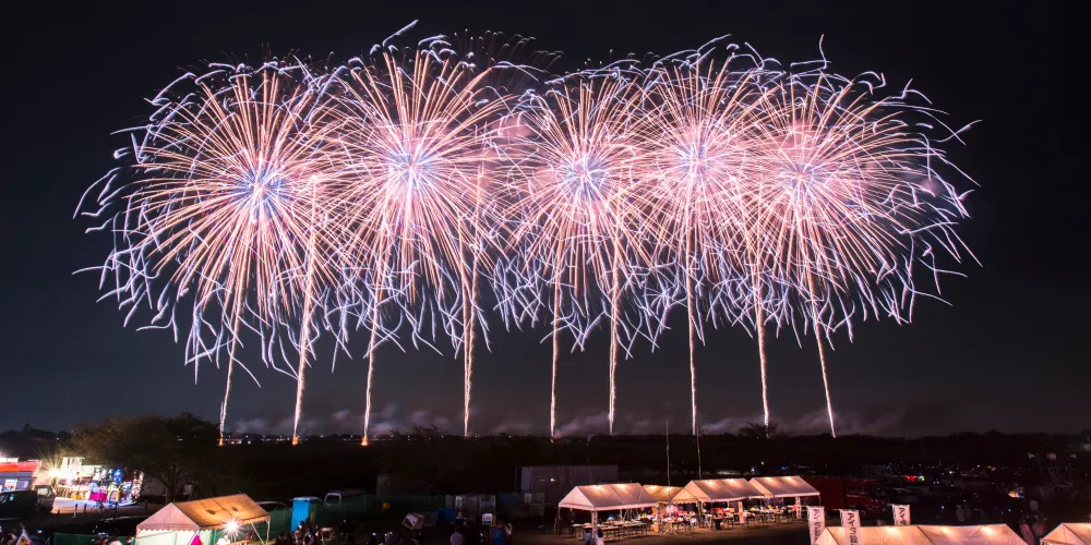 埼玉県・こうのす花火大会にて、夜空に舞い上がった花火の写真です。