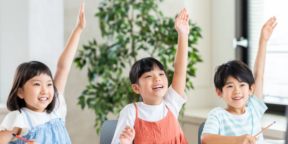 元気に手を挙げる子供たち